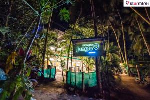 Znak, który czyta dżunglę przed budynkiem w obiekcie Jungle by sturmfrei Palolem w mieście Palolem
