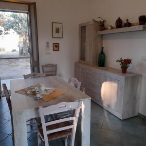 tavolo e sedie in cucina con finestra di La cavallerizza a Cutrofiano