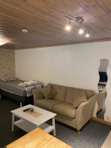 uma sala de estar com um sofá e uma cama em Karlskrona em Rödeby