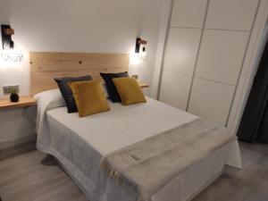 Posteľ alebo postele v izbe v ubytovaní NORDIC SUITE Apartamentos Minerva NEW APARTMENT Vistas al Mar