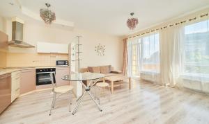 - une cuisine avec une table et des chaises dans la chambre dans l'établissement Ozo Apartments, à Vilnius