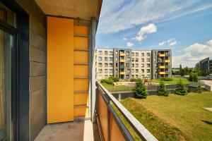 - un balcon avec vue sur un bâtiment dans l'établissement Ozo Apartments, à Vilnius