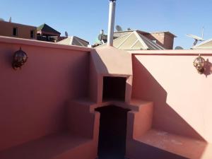 un bâtiment avec des escaliers sur son côté dans l'établissement Un Riad pour se divertir en famille & se détendre, à Marrakech
