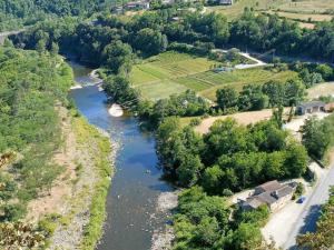 una vista aérea de un río con casas y árboles en Gite de POUNARD bord de rivière plage privée, 