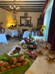 una mesa cubierta con muchos tipos diferentes de comida en Sycamore Lodge, en Kilkee
