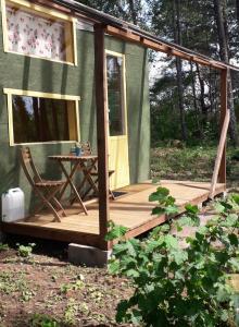 een hut met een houten veranda en een tafel bij Rossu metsamaja in Saksa