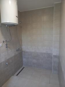 ein Badezimmer mit Dusche mit Glastür in der Unterkunft Milutinn-Visterija in Sokobanja + 54 Fotos