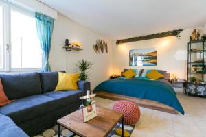 a living room with a bed and a couch at Spirit Apartments - Studio 1 und 2 - Küche - Parkplatz in Engelberg