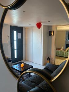 - un salon avec un canapé et un ballon dans un miroir dans l'établissement T&A Lodge AVEC SPA JACUZZI à 11km de la plage, à Solliès-Pont