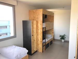 Een bed of bedden in een kamer bij Auberge de jeunesse HI Clermont-Ferrand