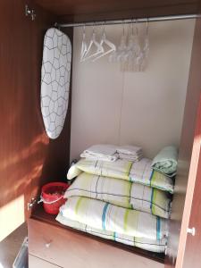 einen Schrank mit einem Stapel Handtücher auf einem Regal in der Unterkunft Apartment by the Sea, Peraia Thessaloniki in Peraia