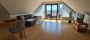 ノルトハイムにあるFerienwohnung Seeblickのソファとテーブルのあるリビングルーム