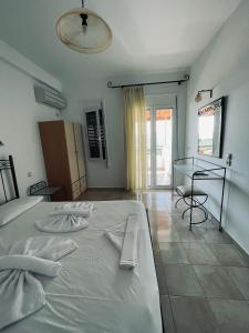 Postel nebo postele na pokoji v ubytování Niriides Rooms