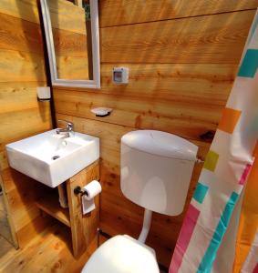 een badkamer met een toilet en een wastafel bij Glamping la Cascina d'Orleans in Saint-Pierre