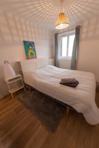 una camera da letto con un letto grande e una finestra di Votre Maison Loin de Chez Vous a Châteaugay