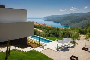 Utsikt mot bassenget på Oltremare Premium suite apartment w/pool in Rabac eller i nærheten