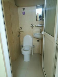 un piccolo bagno con un water e un lavandino di HOTEL LUMA INN a Pokhara