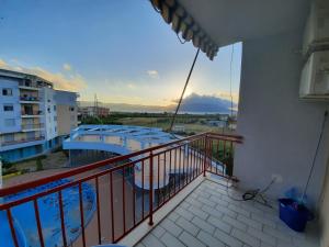 奧里庫姆的住宿－Doen apartment，享有游泳池景致的阳台