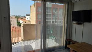 Zimmer mit Fenster und Blick auf einen Balkon in der Unterkunft F2 saint Cyprien Plage in Saint-Cyprien
