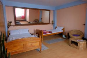 Habitación pequeña con cama y espejo. en Down Town Homestay, en Kurseong