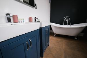 Gallery image of The Eden Warehouse - Pink Apartment (sleeps 4) in Southport