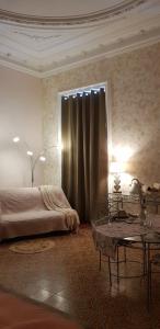 FlorensacにあるChez Dédou et Madouのベッドルーム1室(ベッド1台、テーブル、窓付)