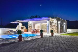 Басейн в Villa Despina або поблизу