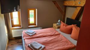 Ένα ή περισσότερα κρεβάτια σε δωμάτιο στο Schloss Rothenklempenow