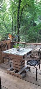 un tavolo e due sedie su una terrazza di legno di Agriturismo ParcodaiNonni a Ischitella