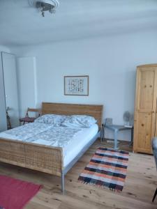 sypialnia z łóżkiem i dywanem w obiekcie Apartment Trappelgasse w Wiedniu