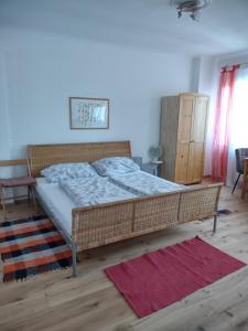 sypialnia z dużym łóżkiem w pokoju w obiekcie Apartment Trappelgasse w Wiedniu
