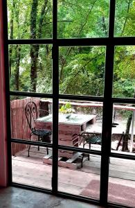 una finestra con vista su un tavolo e una panca di Agriturismo ParcodaiNonni a Ischitella