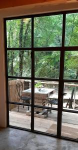 een raam met uitzicht op een patio met een tafel bij Agriturismo ParcodaiNonni in Ischitella