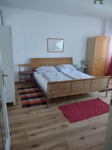 1 dormitorio con 1 cama en una habitación con suelo de madera en Apartment Trappelgasse, en Viena