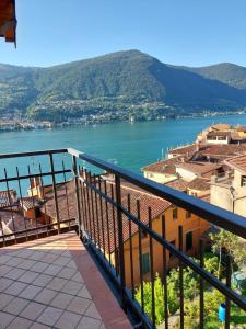een balkon met uitzicht op een waterlichaam bij holiday on the island in Monte Isola