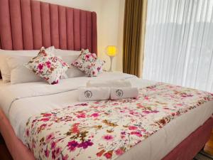 מיטה או מיטות בחדר ב-Grand Winterberry - Lake View Luxury Residence