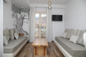 Sala de estar con 2 sofás y mesa de centro en GRΕΛΙΑ ΗΟΜΕ en Naxos