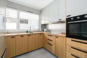 Kuchyňa alebo kuchynka v ubytovaní Poznań Serbska 2 Miejsca Parkingowe by Noclegi Renters