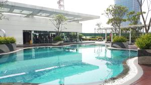 - une piscine au milieu d'un bâtiment dans l'établissement U Residence Tower2 Supermal Lippo Karawaci, à Klapadua