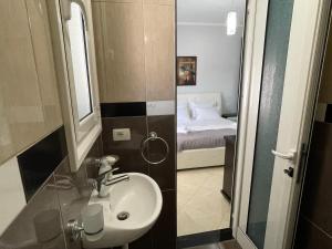 A bathroom at Apartment Vlorida Még 21 kép