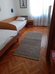 Posteľ alebo postele v izbe v ubytovaní Pine Tree Apartment