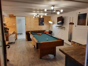 a living room with a pool table in it at Charmant logement avec terrasse et billard in Zimmerbach