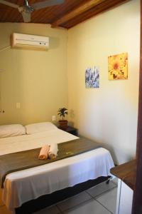 Een bed of bedden in een kamer bij Pousada La Cabana