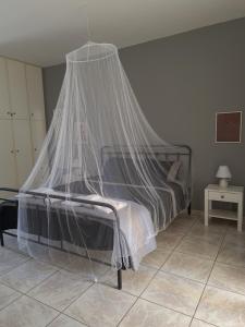 1 dormitorio con 1 cama con mosquitera en Apartment by the sea in Xilokastro, en Xylokastro