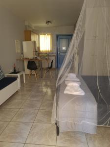 salon z łóżkiem z zasłoną w obiekcie Apartment by the sea in Xilokastro w mieście Xylokastron
