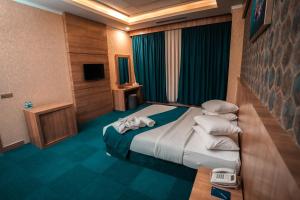 TV a/nebo společenská místnost v ubytování Sipan Hotel