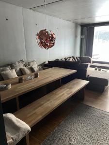 sala de estar con sofá y mesa en Fin leilighet ca 30 min med bil til Hunderfossen, en Favang