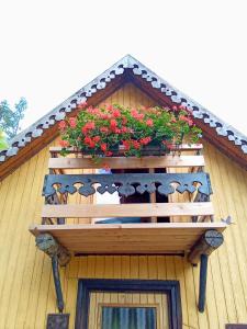 een gebouw met een balkon met bloemen erop bij Il nido (Cica) in Sottoguda