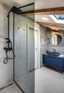 a bathroom with a glass shower and a sink at Casa Evina in Krnica