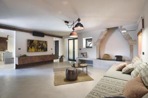 a living room with a couch and a table at Casa Evina in Krnica
